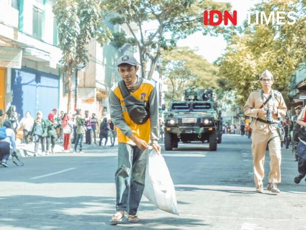11 Foto Keseruan Parade Surabaya Juang 2019, Penuh dengan Ledakan Bom!
