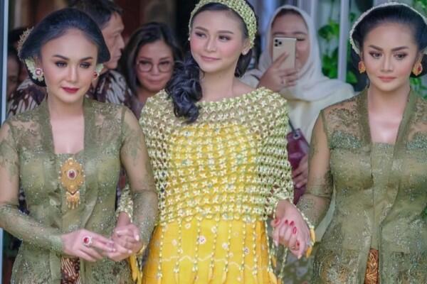 10 Potret Prosesi Siraman dan Pengajian Adik Krisdayanti, Kartika Sary