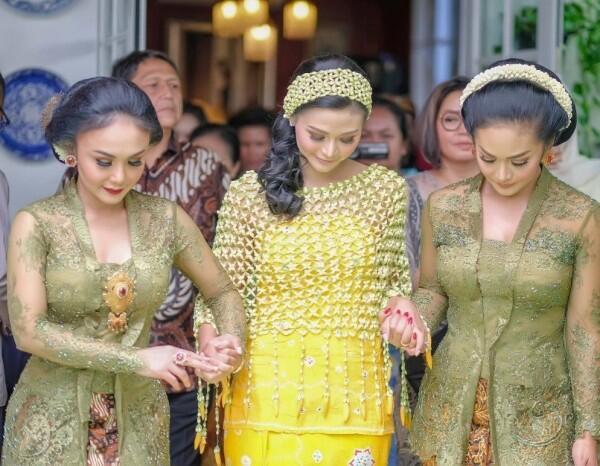 10 Potret Prosesi Siraman dan Pengajian Adik Krisdayanti, Kartika Sary