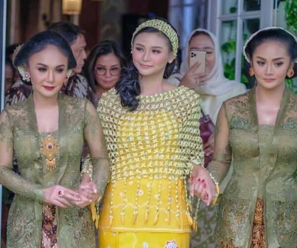 10 Potret Prosesi Siraman dan Pengajian Adik Krisdayanti, Kartika Sary