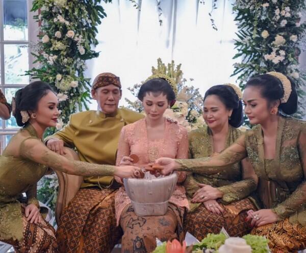 10 Potret Prosesi Siraman dan Pengajian Adik Krisdayanti, Kartika Sary