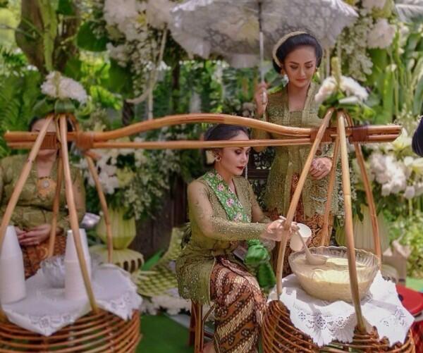 10 Potret Prosesi Siraman dan Pengajian Adik Krisdayanti, Kartika Sary