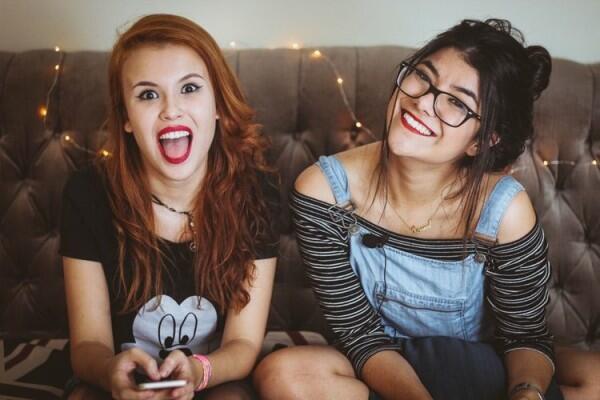 5 Tanda Bahwa Hubungan Persahabatanmu Akan Bertahan Hingga Tua