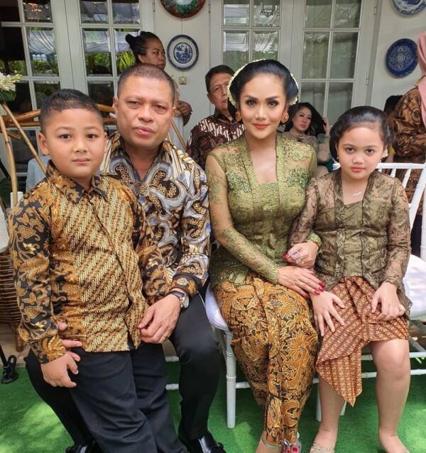 9 Potret Mesra KD dan Raul Lemos di Acara Pengajian Pernikahan Adik