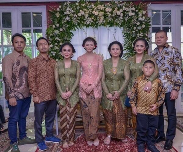 9 Potret Mesra KD dan Raul Lemos di Acara Pengajian Pernikahan Adik