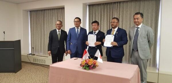 Terbang ke Jepang, Ridwan Kamil Bagikan Buku Menu Investasi Jabar
