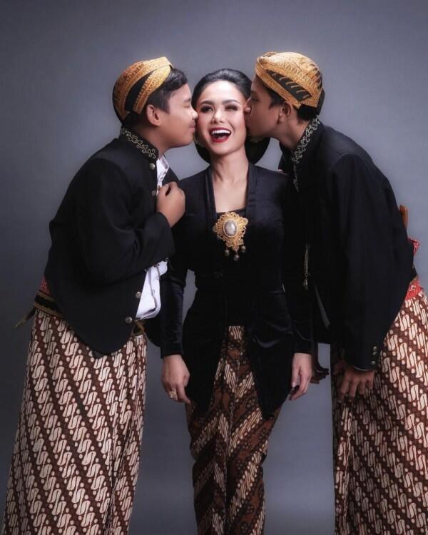 Menolak Tua, Intip 10 Potret Transformasi Yuni Shara sejak Balita!