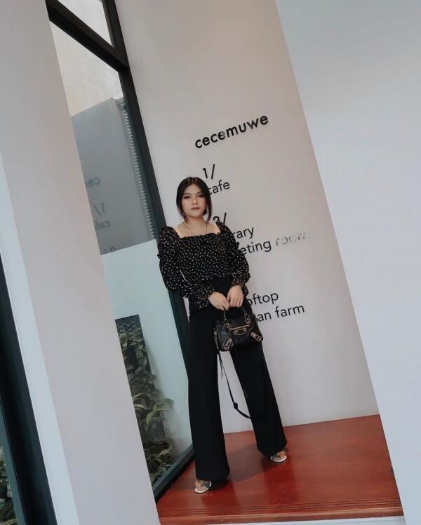 10 Ide Gaya Kondangan Stylish dengan Bawahan Celana, Anti Ribet!