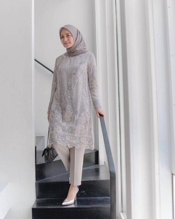 10 Ide Gaya Kondangan Stylish dengan Bawahan Celana, Anti Ribet!