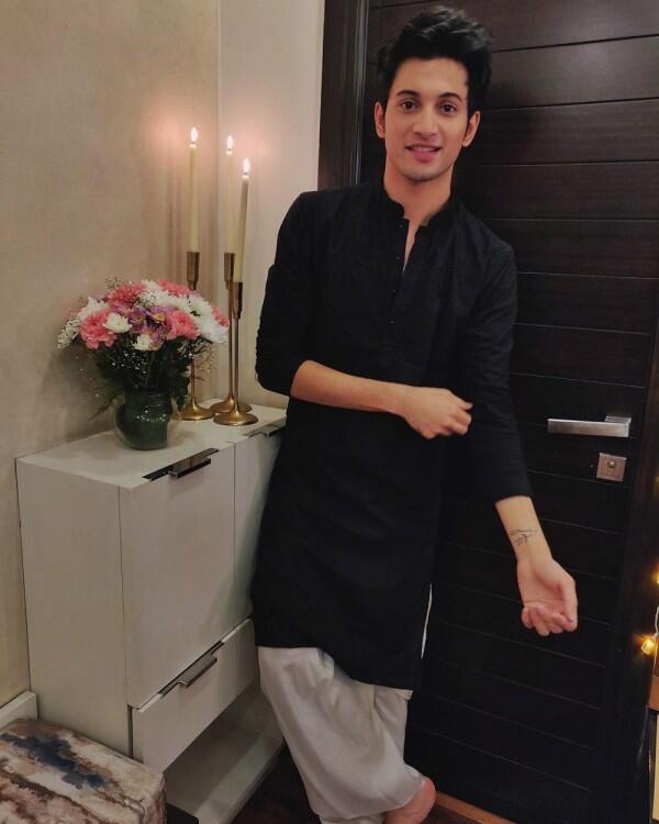 10 Pesona Rohit Saraf, Putra Priyanka Chopra di Film The Sky is Pink