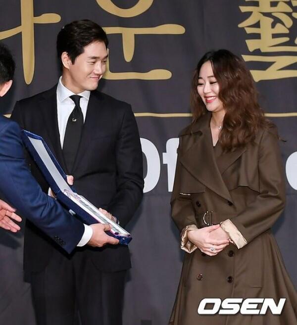 10 Potret Yoo Ji Tae & Istri, Romantis Banget 13 Tahun Bersama