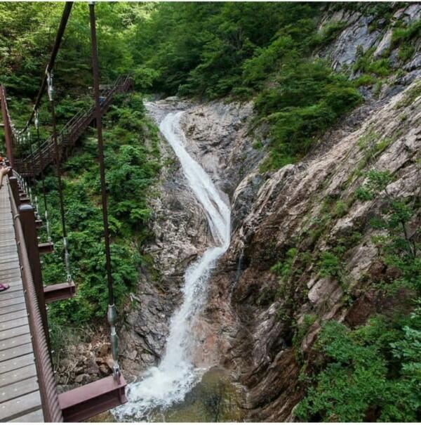 5 Pesona Air Terjun Terindah di Korea Selatan, Cocok Buat Hunting Foto