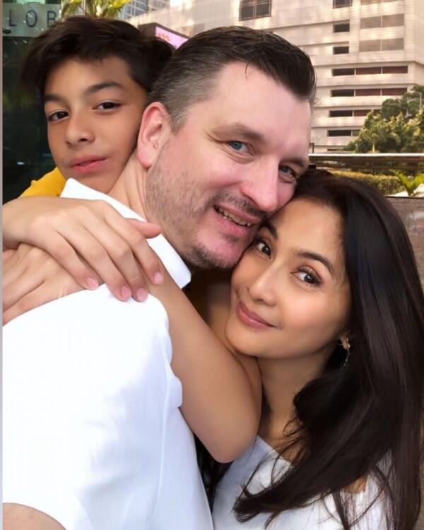 Ini 11 Potret Harmonis Keluarga Kecil Maudy Koesnaedi, Goals Banget!