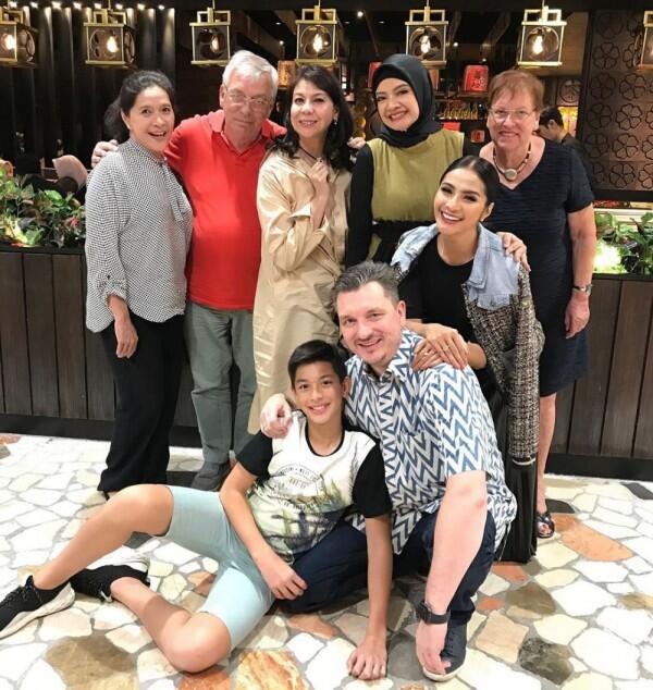 Ini 11 Potret Harmonis Keluarga Kecil Maudy Koesnaedi, Goals Banget!
