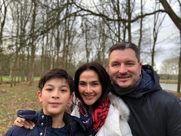 Ini 11 Potret Harmonis Keluarga Kecil Maudy Koesnaedi, Goals Banget!