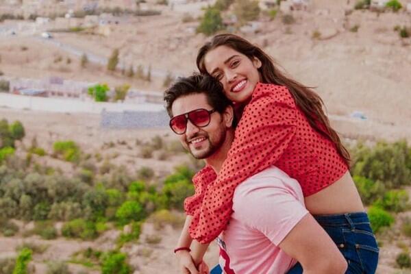 10 Potret Mesra Shakti Arora dan Sang Istri yang Bikin Bfdiaper