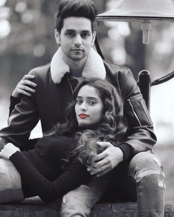 10 Potret Mesra Shakti Arora dan Sang Istri yang Bikin Bfdiaper
