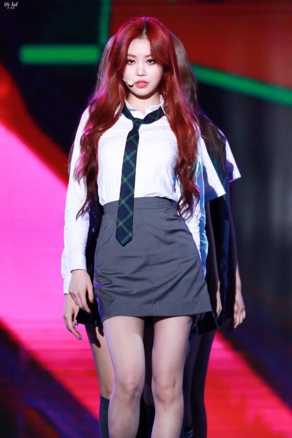 9 Potret Soo Jin, Member (G)I-DLE yang Stage Presence-nya Keren Parah!