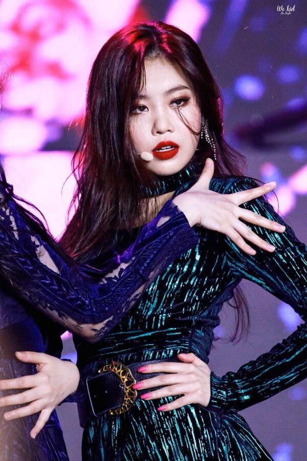 9 Potret Soo Jin, Member (G)I-DLE yang Stage Presence-nya Keren Parah!