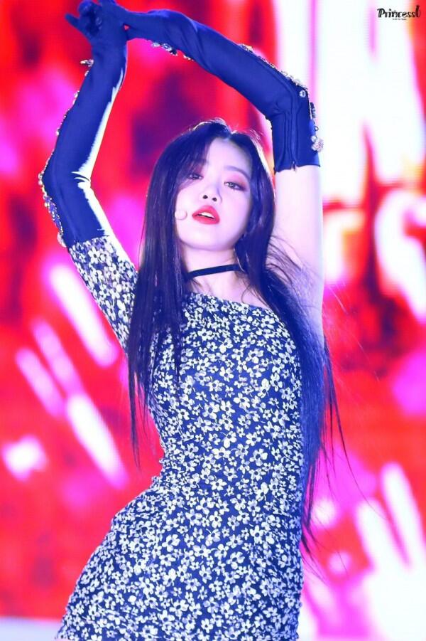 9 Potret Soo Jin, Member (G)I-DLE yang Stage Presence-nya Keren Parah!