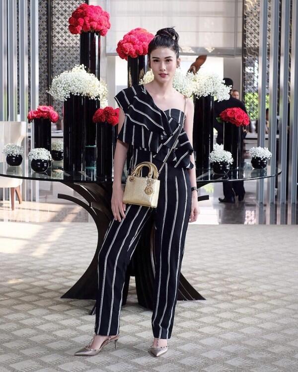 10 Inspirasi Jumpsuit ala Mama Muda Stevie Agnecya, Hits Abis!
