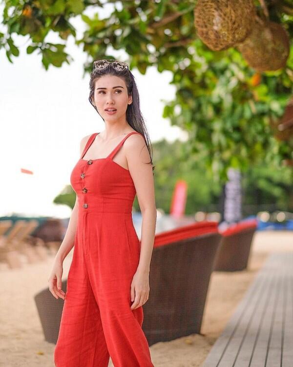10 Inspirasi Jumpsuit ala Mama Muda Stevie Agnecya, Hits Abis!