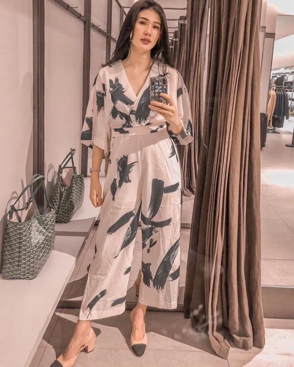 10 Inspirasi Jumpsuit ala Mama Muda Stevie Agnecya, Hits Abis!