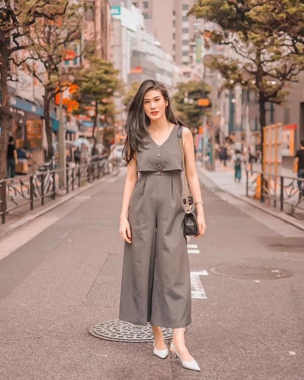 10 Inspirasi Jumpsuit ala Mama Muda Stevie Agnecya, Hits Abis!