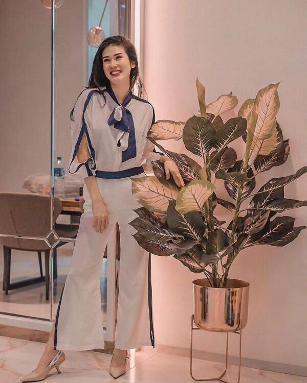 10 Inspirasi Jumpsuit ala Mama Muda Stevie Agnecya, Hits Abis!