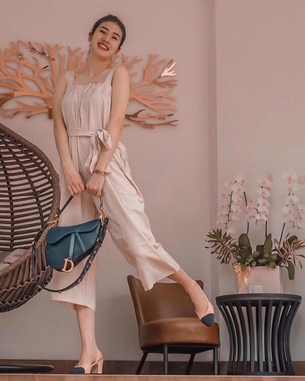 10 Inspirasi Jumpsuit ala Mama Muda Stevie Agnecya, Hits Abis!