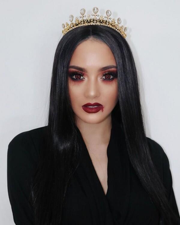 Tampil Beda, Ini 5 Gaya Artis Dandan Ala Vampir yang Bikin Terpana