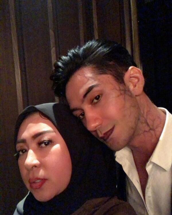 Tampil Beda, Ini 5 Gaya Artis Dandan Ala Vampir yang Bikin Terpana