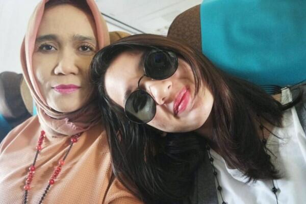 Akrab Banget! Intip 9 Potret Hangat Kedekatan Dea Annisa dan Ibunda