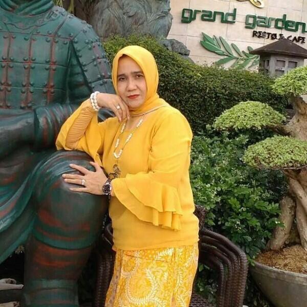 Akrab Banget! Intip 9 Potret Hangat Kedekatan Dea Annisa dan Ibunda