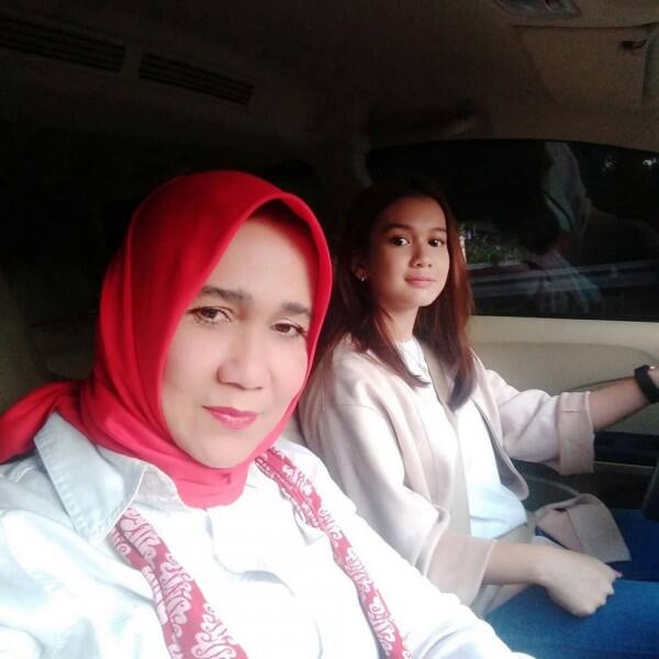 Akrab Banget! Intip 9 Potret Hangat Kedekatan Dea Annisa dan Ibunda