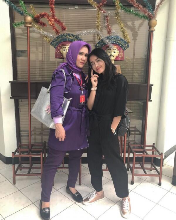 Akrab Banget! Intip 9 Potret Hangat Kedekatan Dea Annisa dan Ibunda