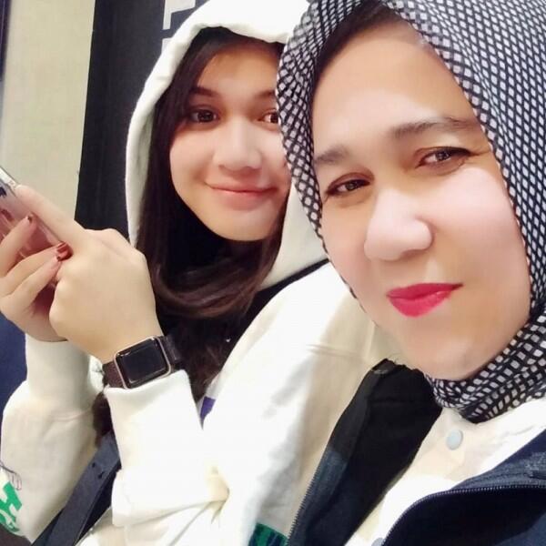 Akrab Banget! Intip 9 Potret Hangat Kedekatan Dea Annisa dan Ibunda