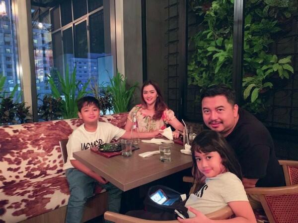 10 Potret Bahagia Keluarga Kecil Vega Darwanti, Harmonis Banget
