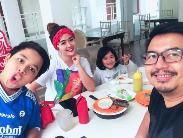 10 Potret Bahagia Keluarga Kecil Vega Darwanti, Harmonis Banget