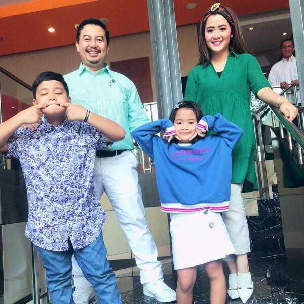 10 Potret Bahagia Keluarga Kecil Vega Darwanti, Harmonis Banget