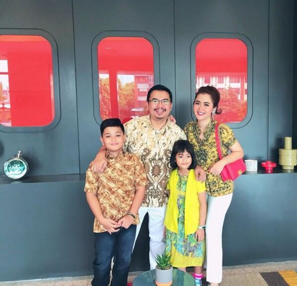 10 Potret Bahagia Keluarga Kecil Vega Darwanti, Harmonis Banget