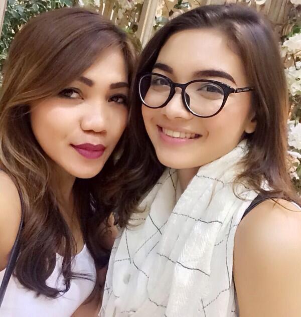 Akrab Banget! Ini 10 Potret Hangat Kebersamaan Angela Gilsha dan Mama