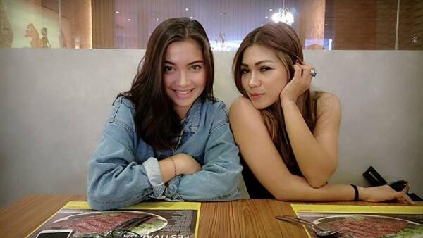 Akrab Banget! Ini 10 Potret Hangat Kebersamaan Angela Gilsha dan Mama