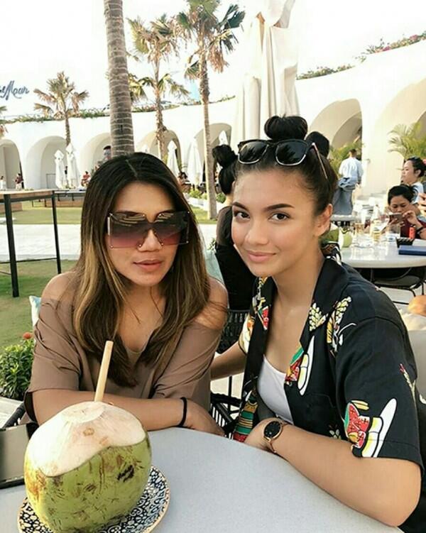 Akrab Banget! Ini 10 Potret Hangat Kebersamaan Angela Gilsha dan Mama