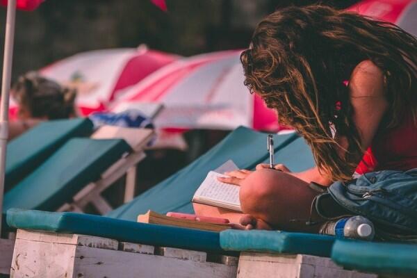 8 Cara Merencanakan Pernikahan tanpa Perlu Cuti Kerja, Bikin Disiplin!