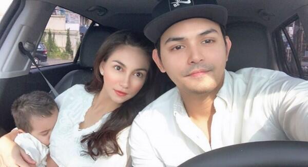 10 Gaya Pasangan Artis yang Berpose Mesra di Dalam Mobil, So Sweet!
