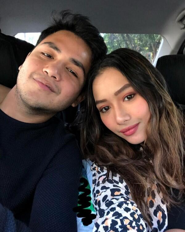 10 Gaya Pasangan Artis yang Berpose Mesra di Dalam Mobil, So Sweet!