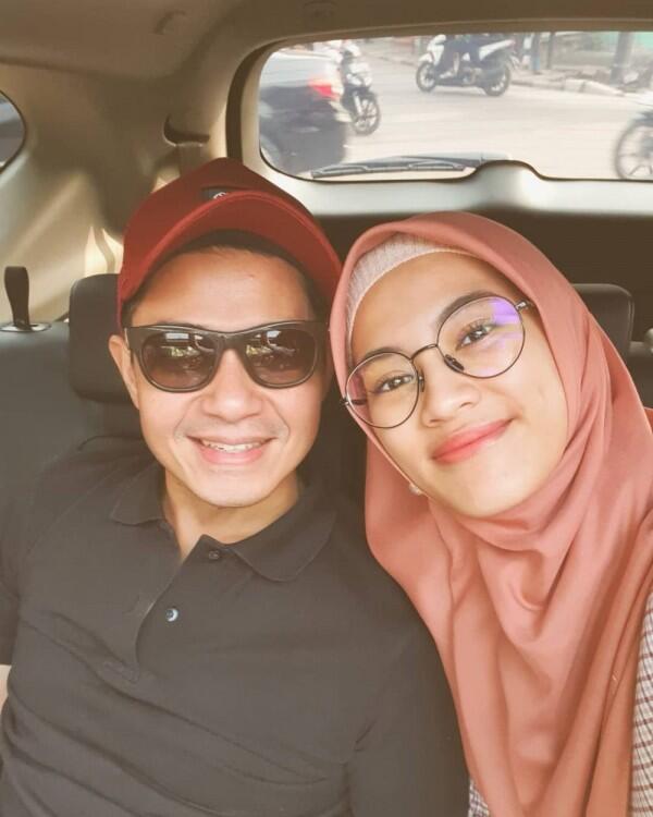 10 Gaya Pasangan Artis yang Berpose Mesra di Dalam Mobil, So Sweet!