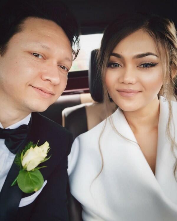 10 Gaya Pasangan Artis yang Berpose Mesra di Dalam Mobil, So Sweet!