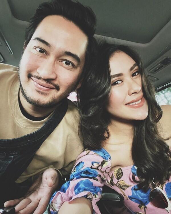 10 Gaya Pasangan Artis yang Berpose Mesra di Dalam Mobil, So Sweet!